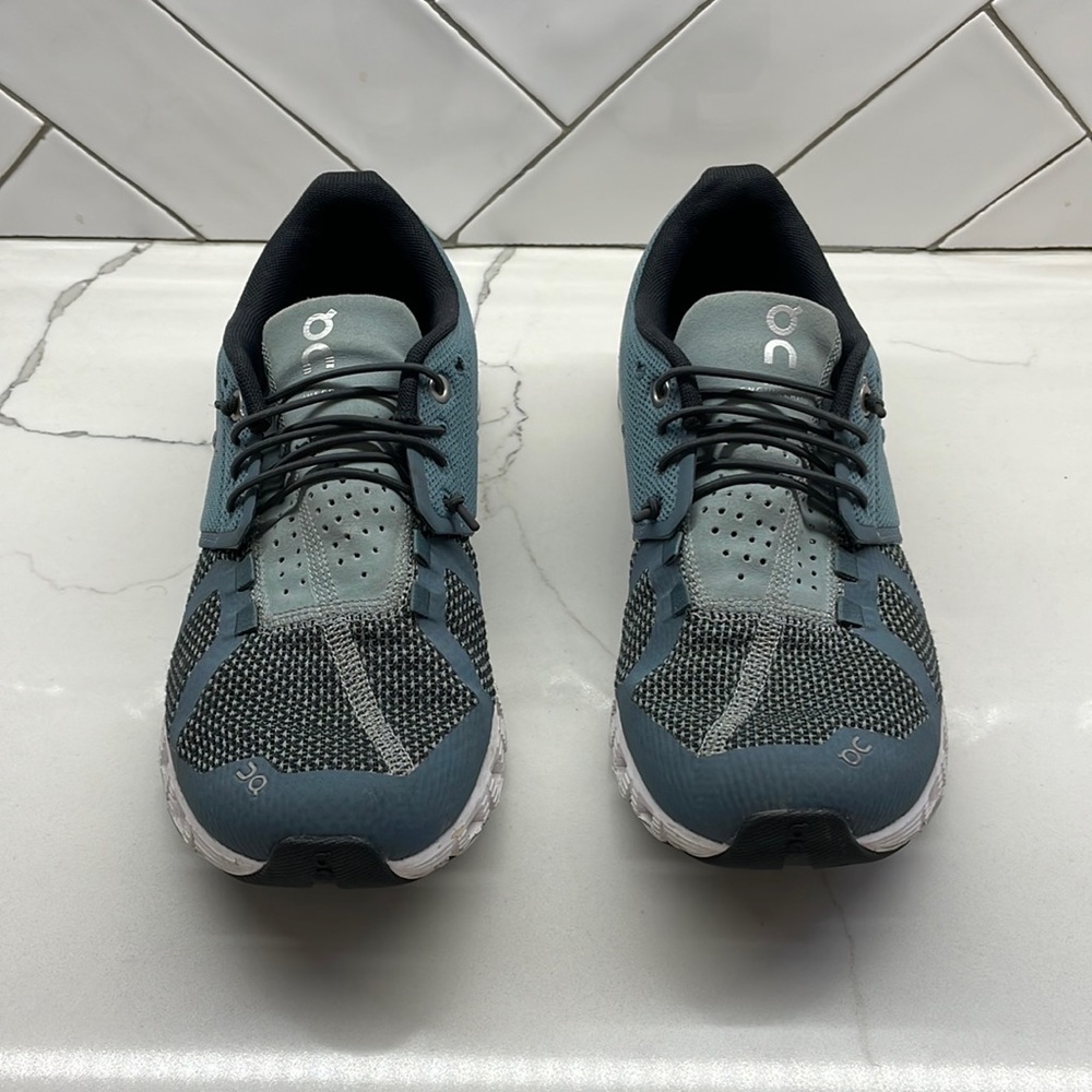 Size 8 On Cloud “Cloud” shoes